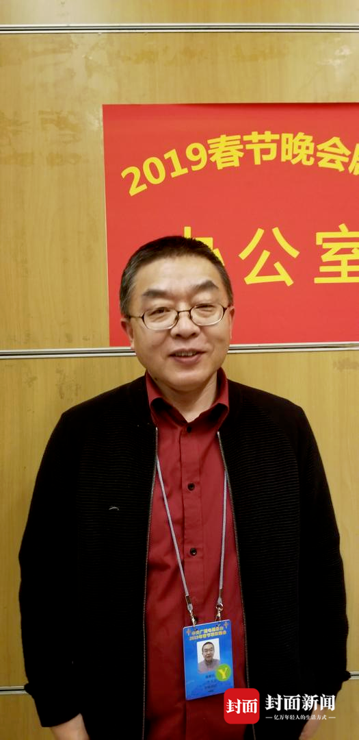 才华横溢的才子秦新民 记者杜恩湖